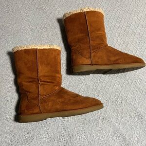 Autumn vibes! Chestnut brown suede feel faux fur lined boots